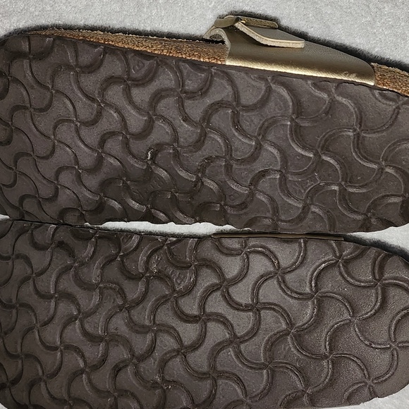Birkenstock Gizeh Womens Gold Sandals  Size 7 Preowned - Picture 10 of 10